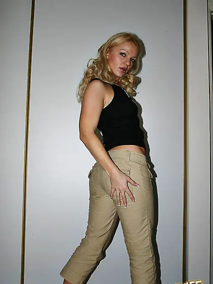 Jessica Dee This scene opens with a knock on the door,  then it o