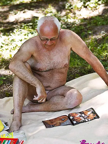 Hot busty blonde spreads