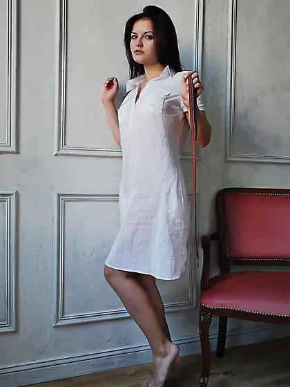 Brunette Dulcia turns around butt naked and lifts her hair up be