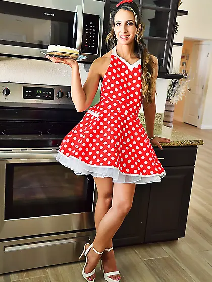 Brunette momma hanging out in the kitchen and showing off her pu