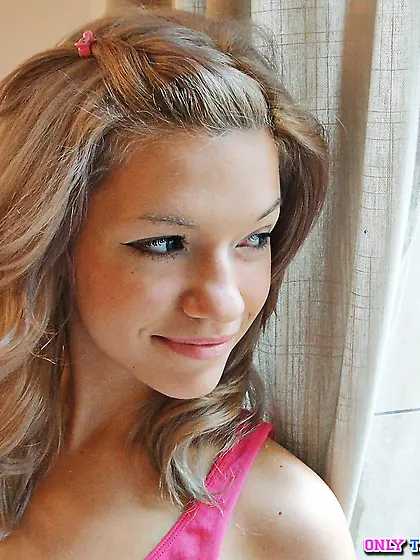 Bibi Noel drops down all her sexy clothes and shows her beautifu