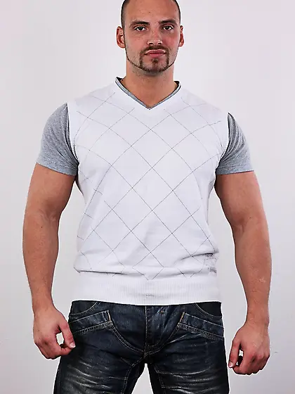 Muscular hunk show off his body