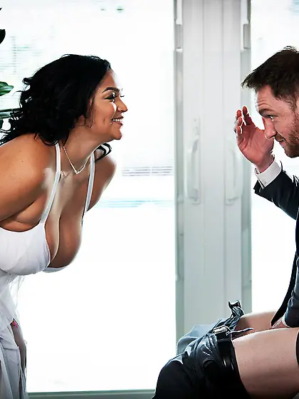 Dark-skinned plumper Ashlyn Peaks gets deeply fucked after sucki