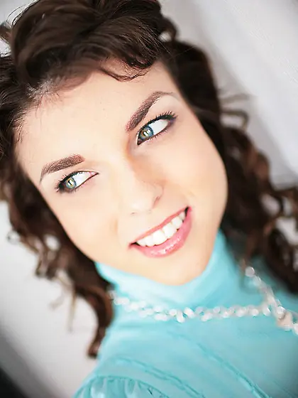 Brunette girl Evelyn Allure gets the fresh mouth fully filled wi