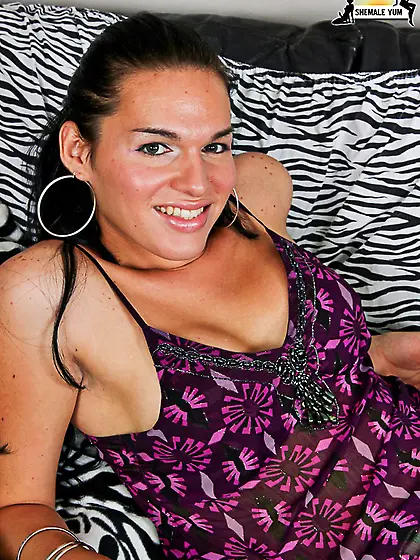 Newbie tranny babe with great eyes!