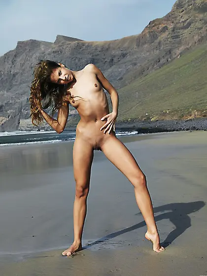 Belinda Nubiles takes her clothes off outdoors and shows us her