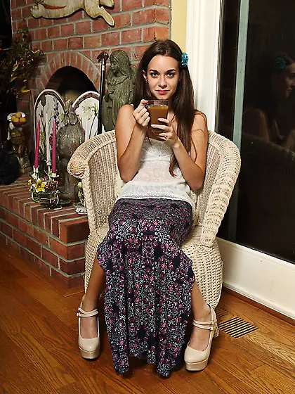 Chick drank hot chocolate and went brandishing her cunt fooling