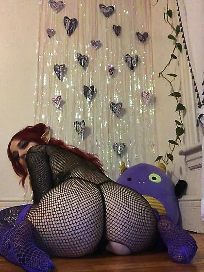 PAWG goth slut Feral Nymph in fishnets