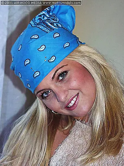 Leggy amateur blonde Bobbi Eden eagerly shows her pink slit and