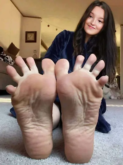 Bella Ramsey fake feet