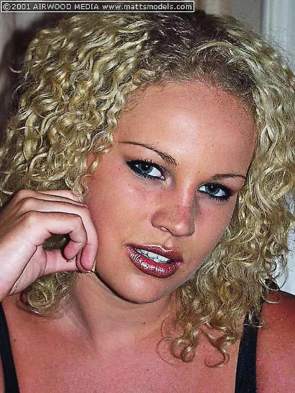 Curly blonde Bobbi Barrington in red shoes and black panties ope