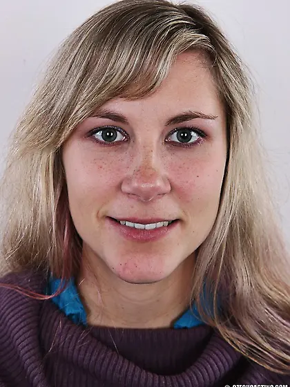 Sweet damsel shows sexy