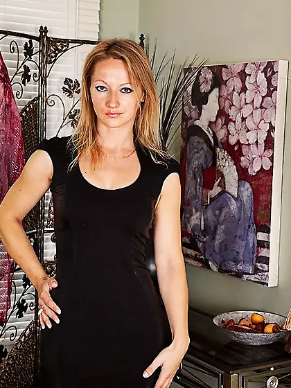 Blond-haired MILF showing off her wonderful pussy in a stylish r