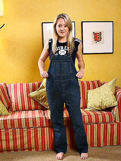 Blonde Piper Parker finds her body sexy and spreads her snatch w