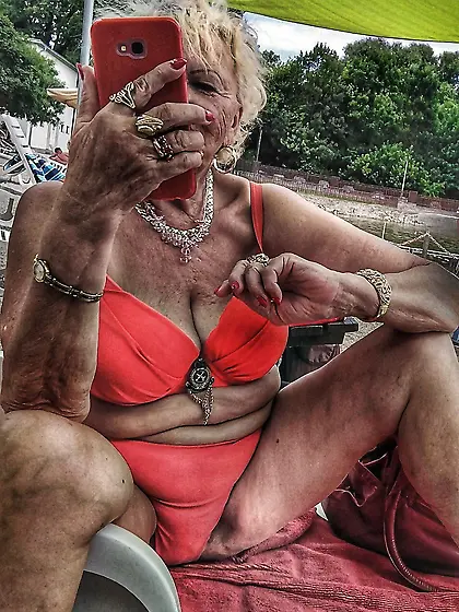 GRANNY MATURE SLUT MILFS