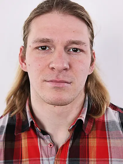 Muscles giant reveals his submissive side