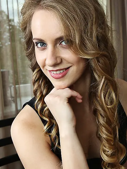 Dark-haired MILF beauty shows her seductive pussy to the viewer