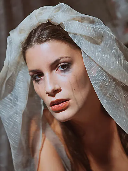 Would-be bride mood fingers