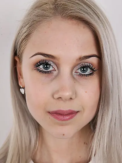 Diva with big head and eyes has a very skinny body with no boobi