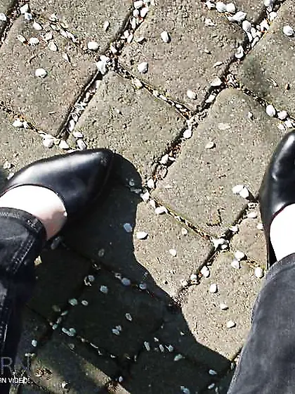 Mit schwarzen Pumps raus in die Sonne