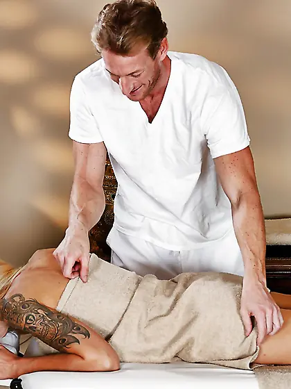 Masseur relaxes busty blond MILF and even manages to drill her w