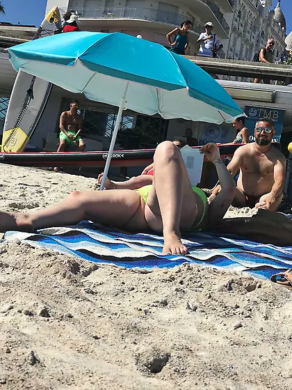 Candid voyeur creepshots from a beach