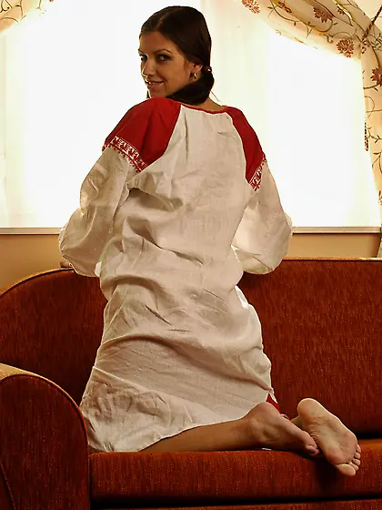 Hot brunette babe Eufrat boasting with the nice round booty and