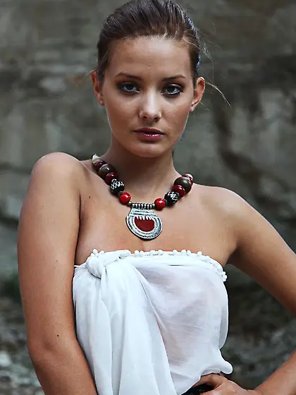 Delicious young hottie shows