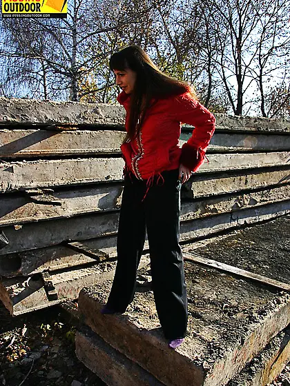 Teen brunette outdoor pissing in a suburb street