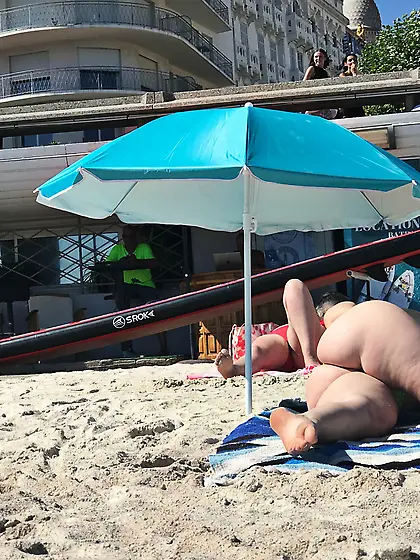 Candid voyeur creepshots from a beach