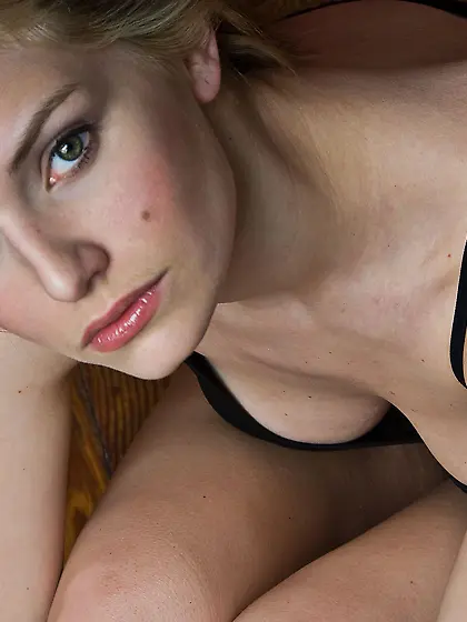 Drop-dead-gorgeous Liz exhibits her best goodies.