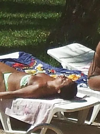 Gals i secretly stroked over on holiday