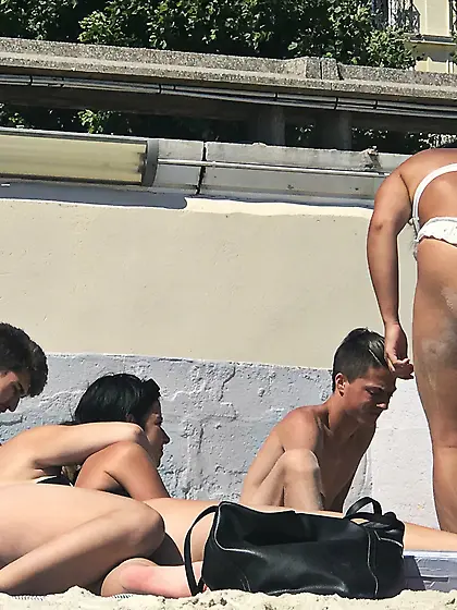 Candid voyeur creepshots from a beach