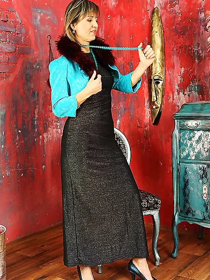 Elegant mom floor naked