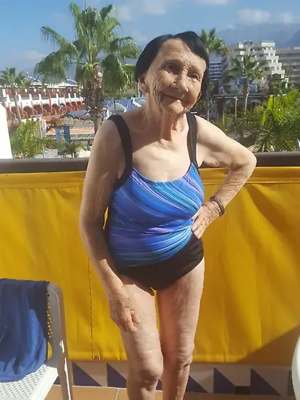 GRANNY MATURE SLUT MILFS