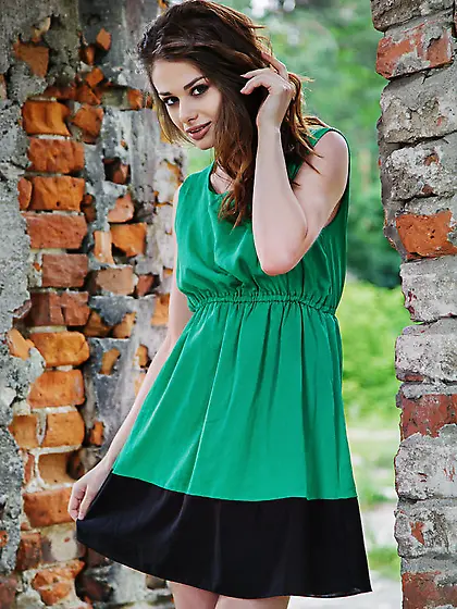 Irish farmer's daughter spreads her moist...