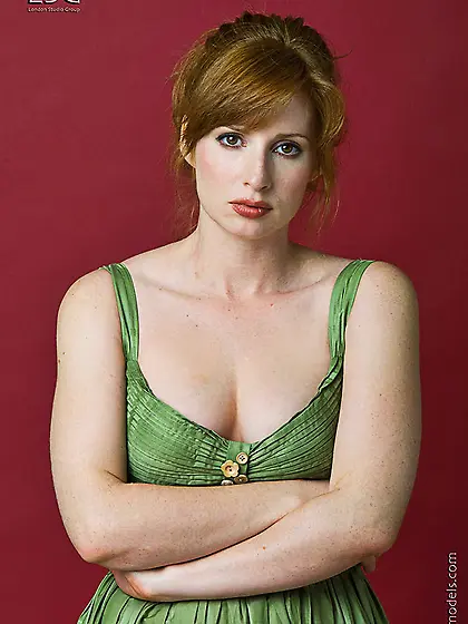 Amber shows her sweet pussy