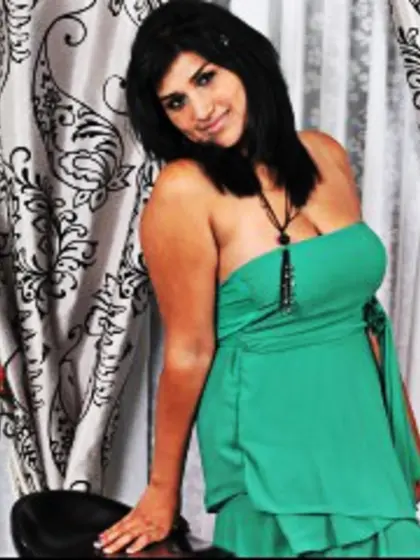 Brunette choc0latebbyy perform anal