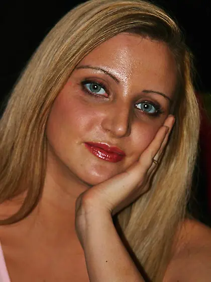 Smooth skinned girl Ariel Summers dressed in pink gets fully nud