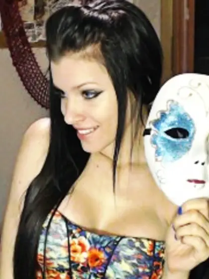 Brunette cammrynn perform dancing