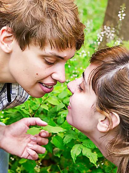 White chick with large boobs gives an outdoor penetration to sho