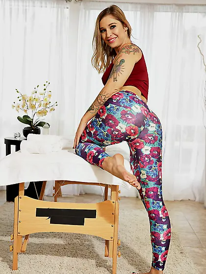 Inked bitch removes sexy leggins to show her big juicy ass on th