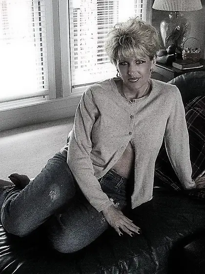 Older blonde bitch worships