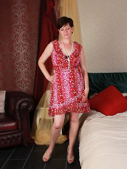 Sweet innocent mom loves to get fucked by a muscular man!