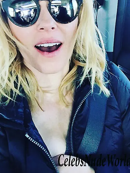 Sexy selfie of Elizabeth Banks