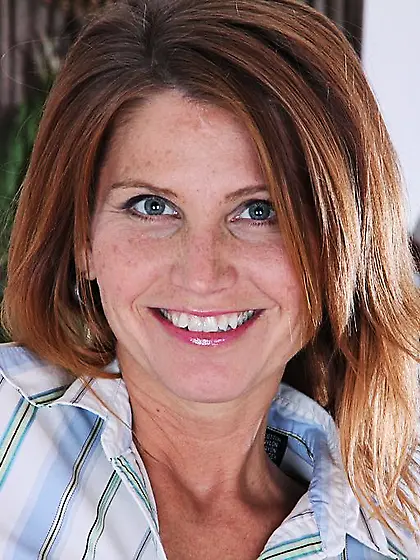 Cute MILF Rae Rodgers is ready to show her smile and the rest of