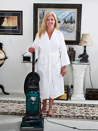 Mature blonde fucks pussy