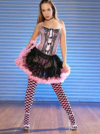 Skinny blonde ballerina outfir