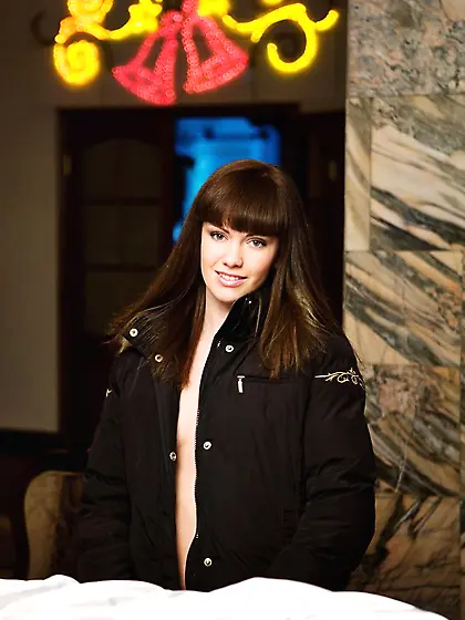 Dark-haired young beauty flashing her pink pussy in the doorway