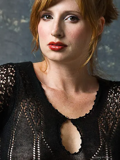 Incredibly slender sexy chick Amber Dawn is flexing her beautifu